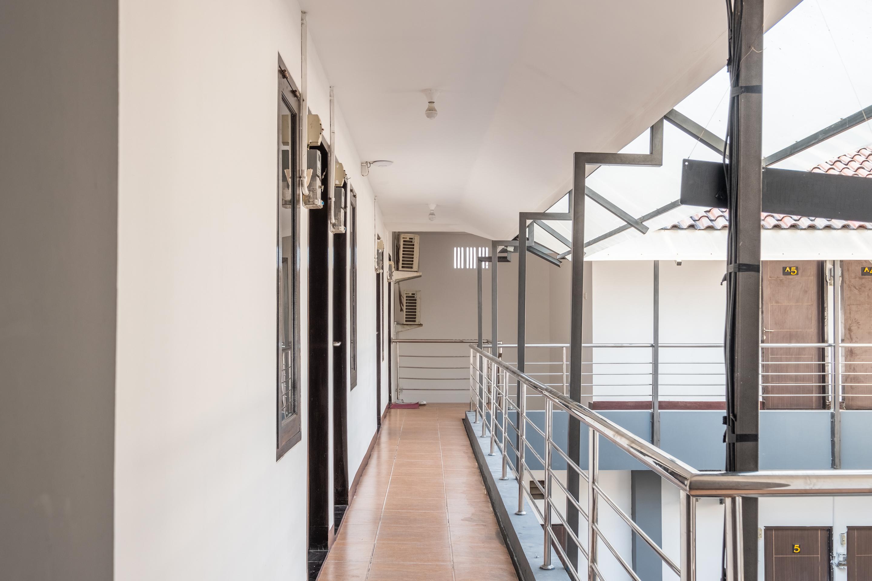 Oyo 1460 Anyelir Residence Чиребон Экстерьер фото