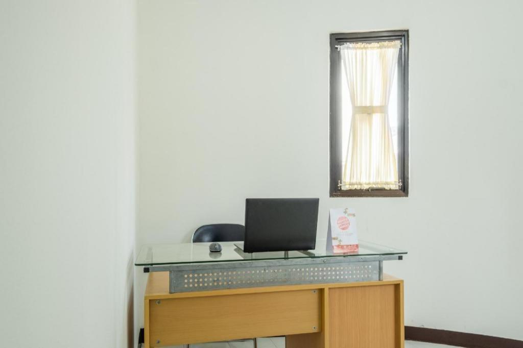 Oyo 1460 Anyelir Residence Чиребон Экстерьер фото